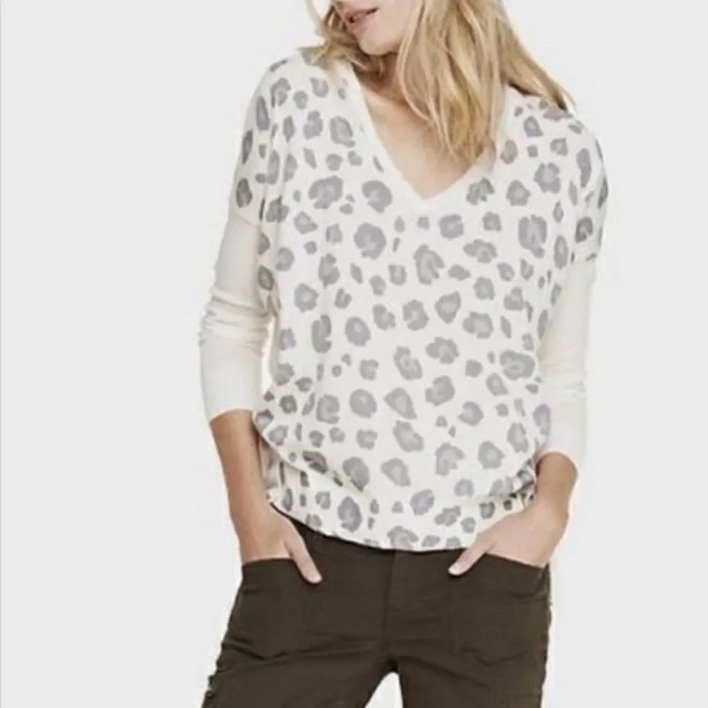 Express Women's Leopard Print V-neck Hi-Low Pullover Sweater with Zipper Detail